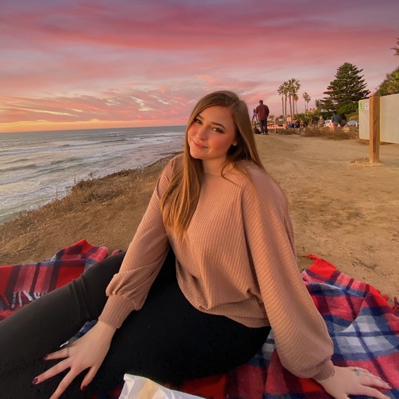 Meet your Posher, Kailey - Picture 2 of 2